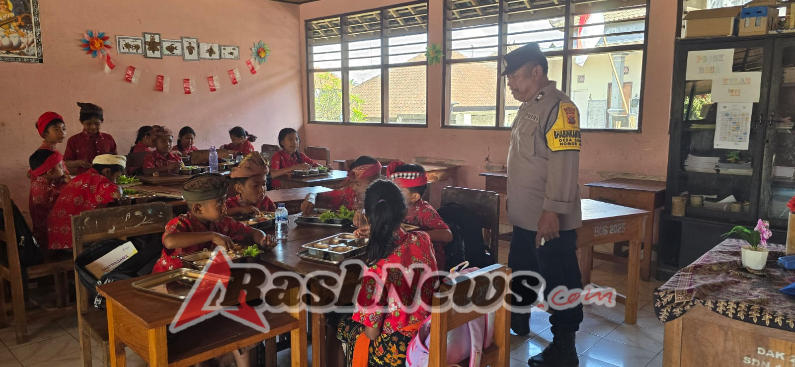 Wujud Kepedulian Polri, Bhabinkamtibmas Desa Sanda Kawal Pastikan Kualitas Makan Bergizi Gratis