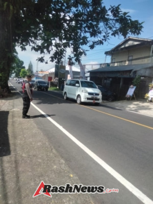 Personil Polsek Baturiti Laksanakan Pengaturan Lalu Lintas