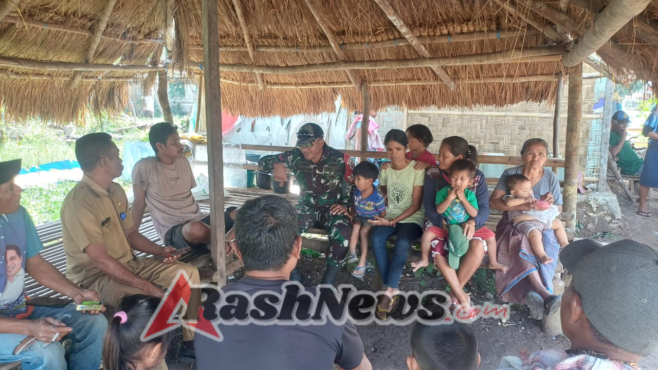 Babinsa Komsos dengan Warga Desa Umbu Mamijuk