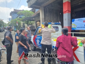 Polsek Kerambitan salurkan Beras SPHP Beras SPHP ke Desa Kerambitan.