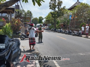 Babinsa Peliatan Hadir di Tengah Umat, Jaga Kekhidmatan Piodalan Desa Adat Peliatan