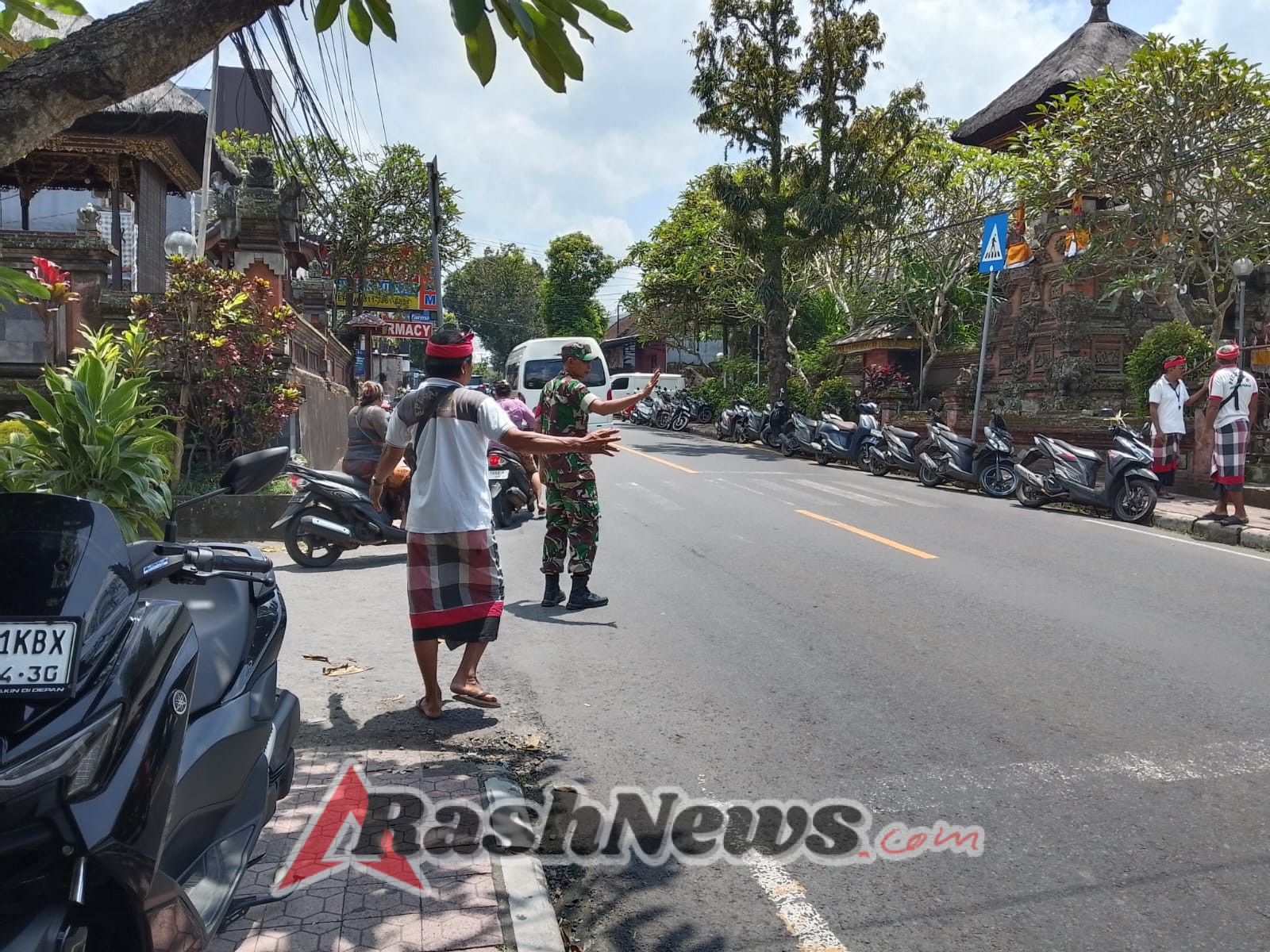 Babinsa Peliatan Hadir di Tengah Umat, Jaga Kekhidmatan Piodalan Desa Adat Peliatan