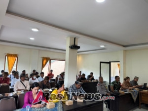 Babinsa dan Bhabinkamtibmas Dampingi Penerimaan KAT UNR di Desa Kelusa Payangan