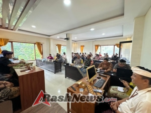 TNI Hadir di Tengah Masyarakat, Babinsa Kelusa Dorong Pembangunan Desa Berbasis Kebersamaan