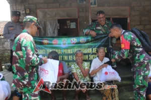 Letkol Inf Trijuang Danarjati Turun Langsung Bagikan Sembako di Wilayah Kab. Tabanan