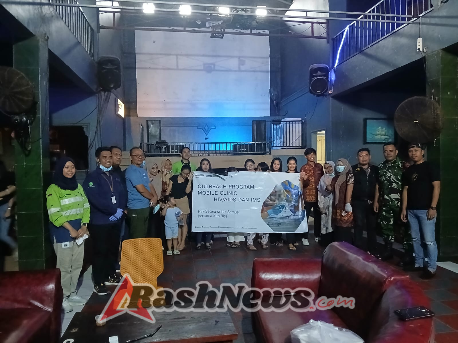 Babinsa Turun Langsung Dampingi Tim Medis Cegah Penyakit Menular Seksual di Maluk