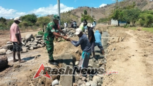 Babinsa Koramil 1625-05/Aesesa Ikut Kerja Bakti Bangun Irigasi Permanen Sepanjang 560 Meter