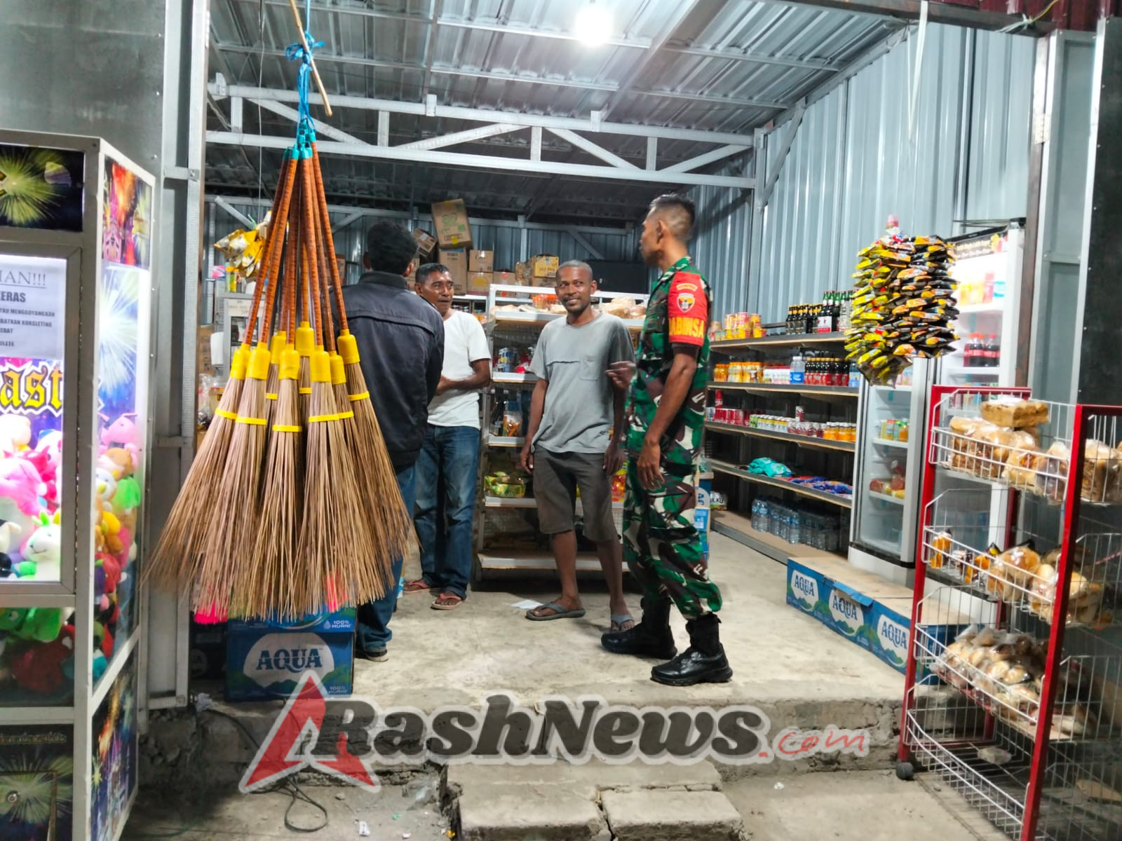 Patroli Malam Babinsa Aesesa Wujudkan Rasa Aman Bagi Warga Danga
