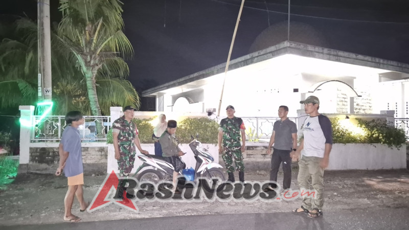 Patroli Malam Babinsa Bersama Tomas Yakinkan Wilayah Binaan Tetap Kondusif