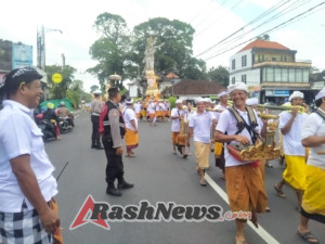 Dukung Kekhidmatan Ibadah, Personel Polsek Abiansemal Laksanakan Pengamanan Lalu Lintas