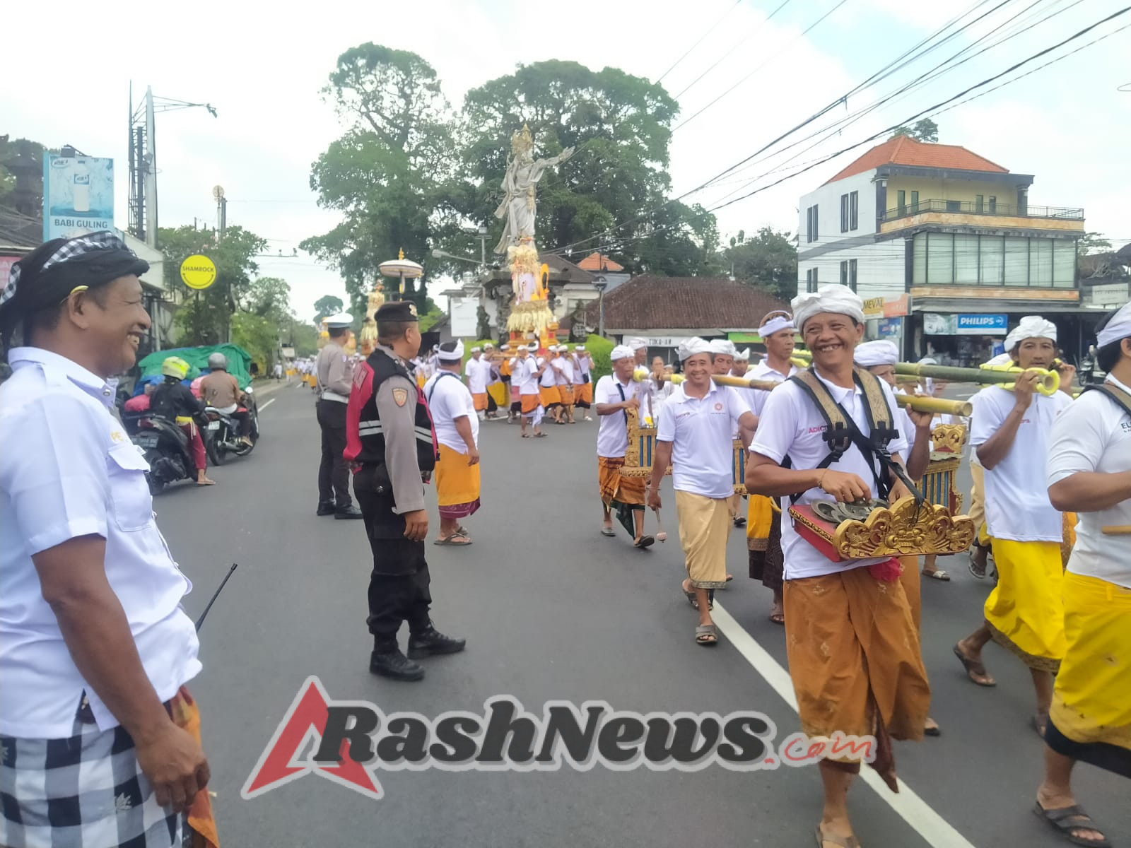 Dukung Kekhidmatan Ibadah, Personel Polsek Abiansemal Laksanakan Pengamanan Lalu Lintas