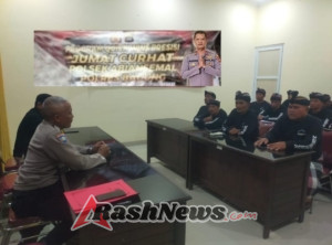 Sinergi Jaga Kamtibmas, Bhabinkamtibmas Desa Punggul Bekali Linmas Melalui Program Jumat Curhat