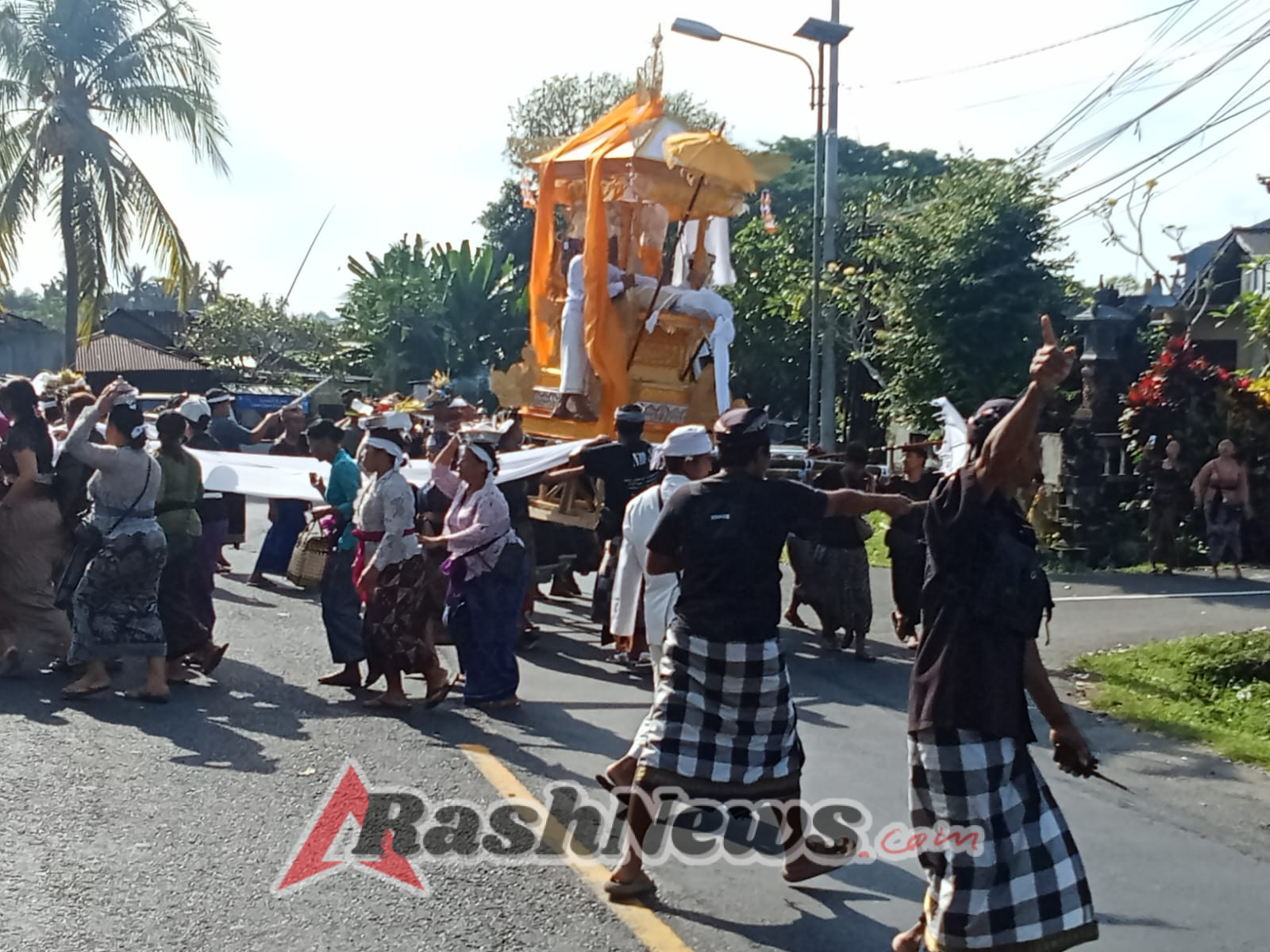Bhabinkamtibmas  Desa Bantas Bersinergi Dengan Pecalang Melaksanakan pengamanan Upacara Ngaben Almarhum Ni Nyoman Sangri Warga Banjar Bantas Tengah Kaja