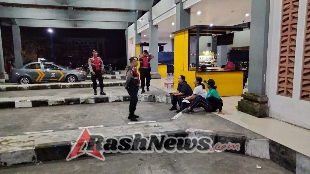 Polisi Sapa Warga Terminal Mengwi Saat Patroli Malam, Cegah Gangguan Kamtibmas