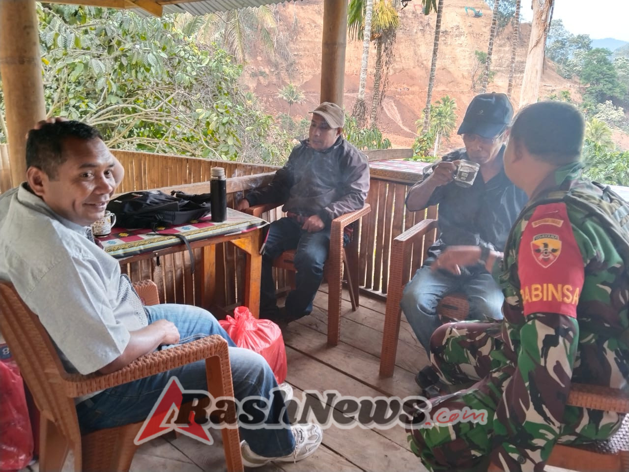 Komsos dan Pamwil Babinsa Koramil 1602-03, Wujud Kedekatan TNI dengan Masyarakat Desa Dile