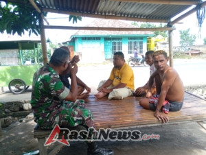 Babinsa Koramil 1602-01 Jaga Kondusivitas Desa Wajakea Jaya Lewat Komsos dan Pamwil