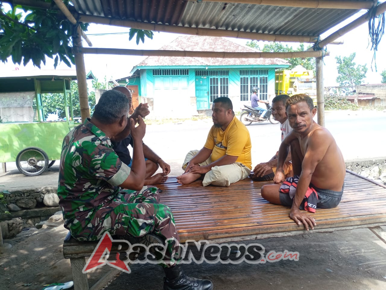 Babinsa Koramil 1602-01 Jaga Kondusivitas Desa Wajakea Jaya Lewat Komsos dan Pamwil