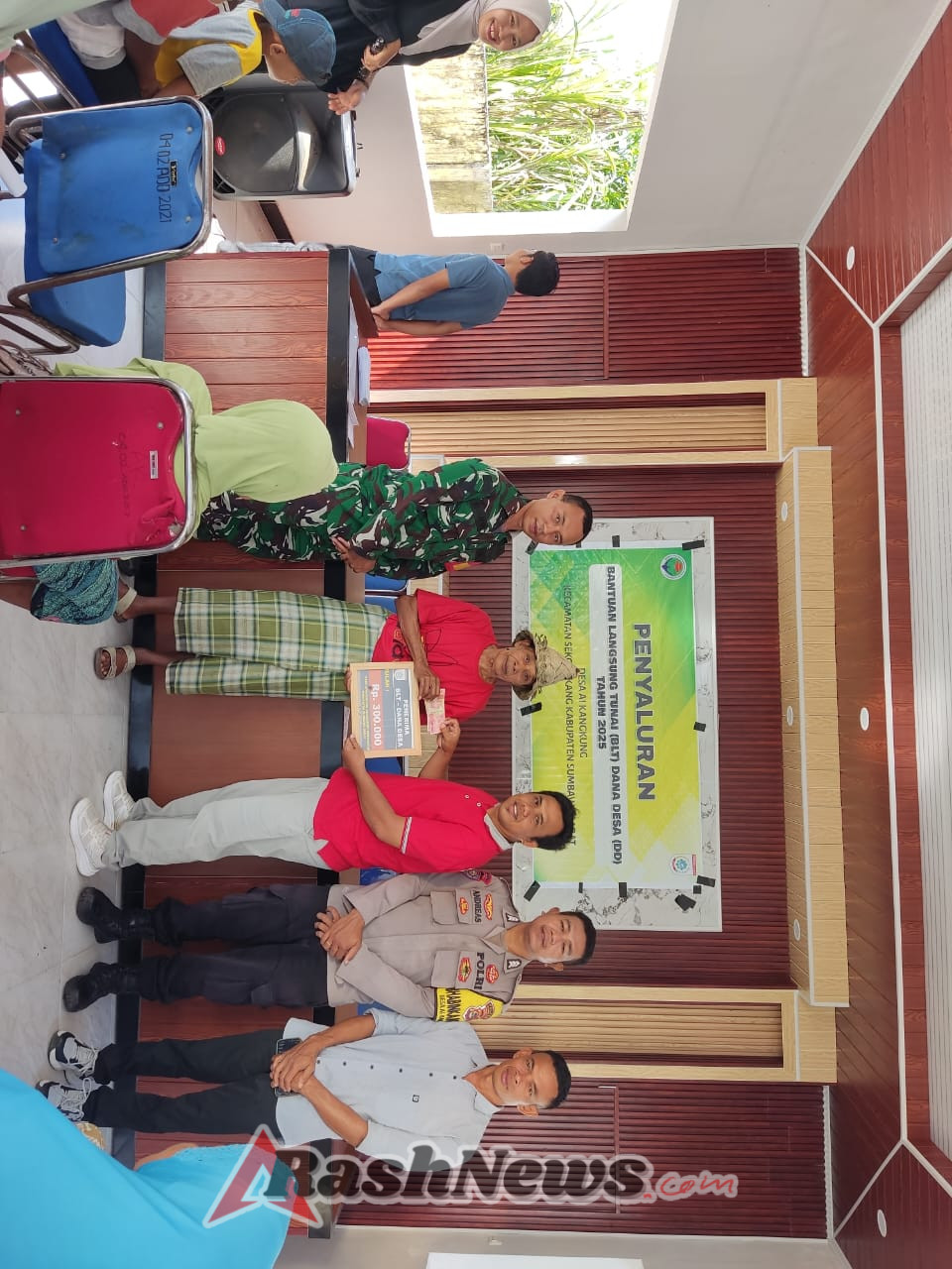 Wujud Kepedulian, Babinsa Ai Kangkung Hadir dalam Penyaluran BLT DD Tahun 2025