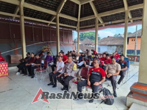 Bhabinkamtibmas Desa Tajen Menghadiri Undangan MUSRENBANGDES Tahun Anggaran 2026