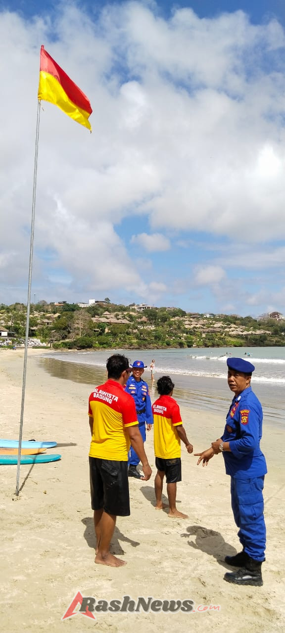 Satpolair Polresta Denpasar Pasang Bendera Peringatan di Pantai Rawan Laka Laut