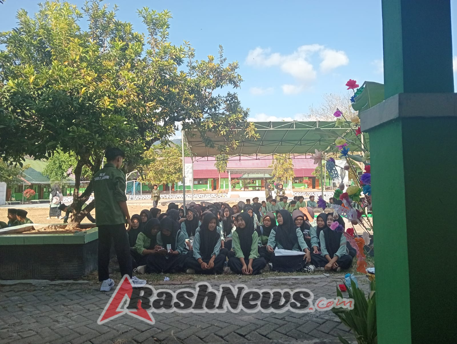 Babinsa Desa Plampang Hadiri Peringatan Maulid Nabi Muhammad SAW di SMAN 1 Plampang