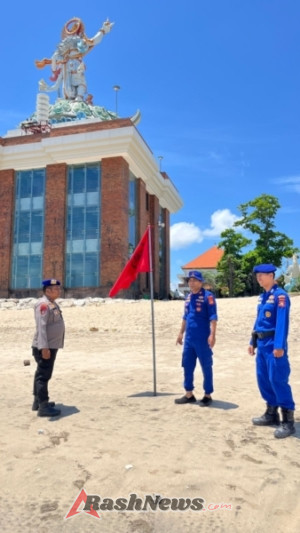 Satpolair Polresta Denpasar Pasang dan Pantau Bendera Peringatan di Pantai Kuta