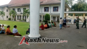 Babinsa Ende Kawal Aksi Protes Warga Terkait Layanan Air Bersih di Kantor Bupati