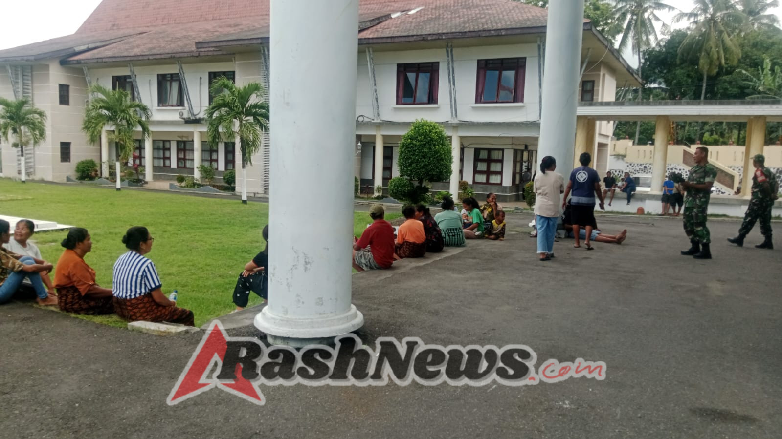 Babinsa Ende Kawal Aksi Protes Warga Terkait Layanan Air Bersih di Kantor Bupati