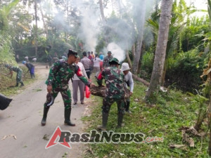 Kebersamaan TNI dan Masyarakat, Babinsa Bunutin Turun Tangan Bersihkan Subak Selati