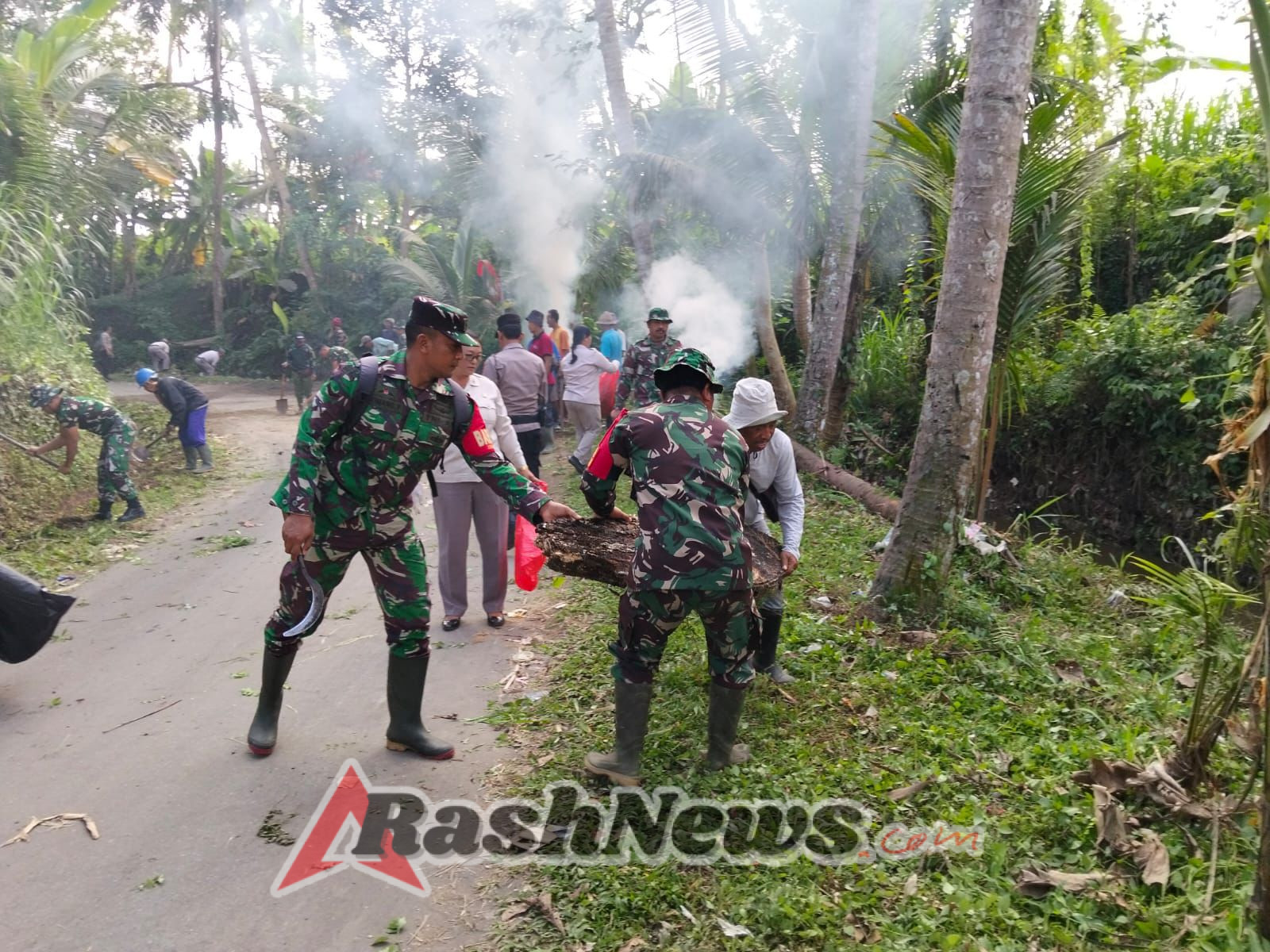 Kebersamaan TNI dan Masyarakat, Babinsa Bunutin Turun Tangan Bersihkan Subak Selati