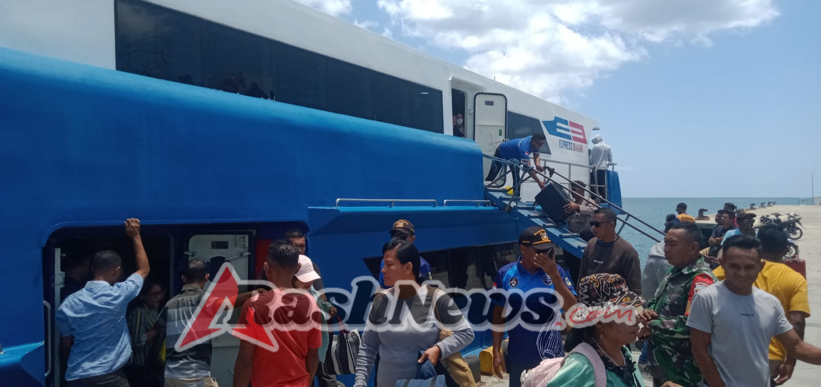 Babinsa Rote Ndao Monitoring Aktivitas Kapal Penumpang di Pelabuhan Ba’a