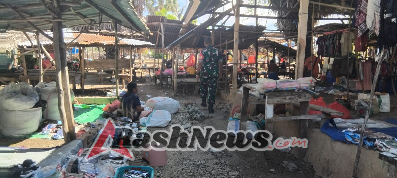 Babinsa Rote Barat Daya Ajak Pedagang Jaga Kebersihan Pasar Batutua