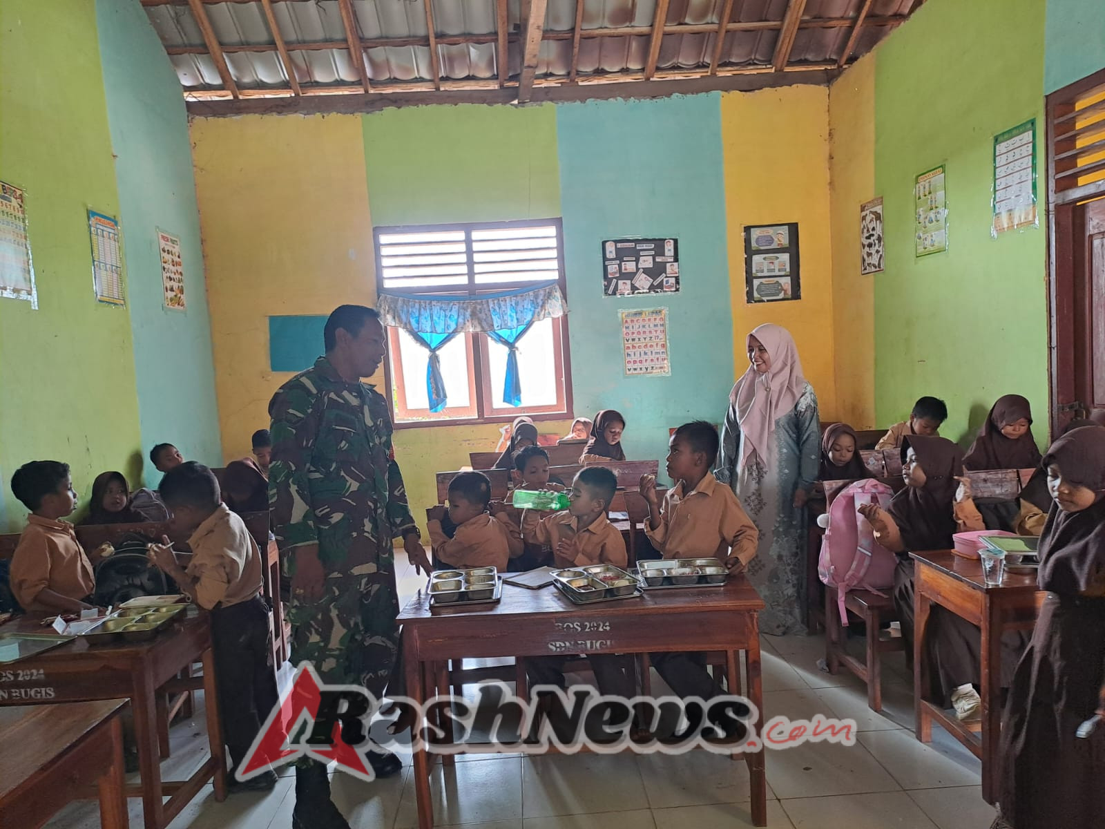 Dukung Generasi Sehat, Babinsa Sape Dampingi Pembagian Paket MBG