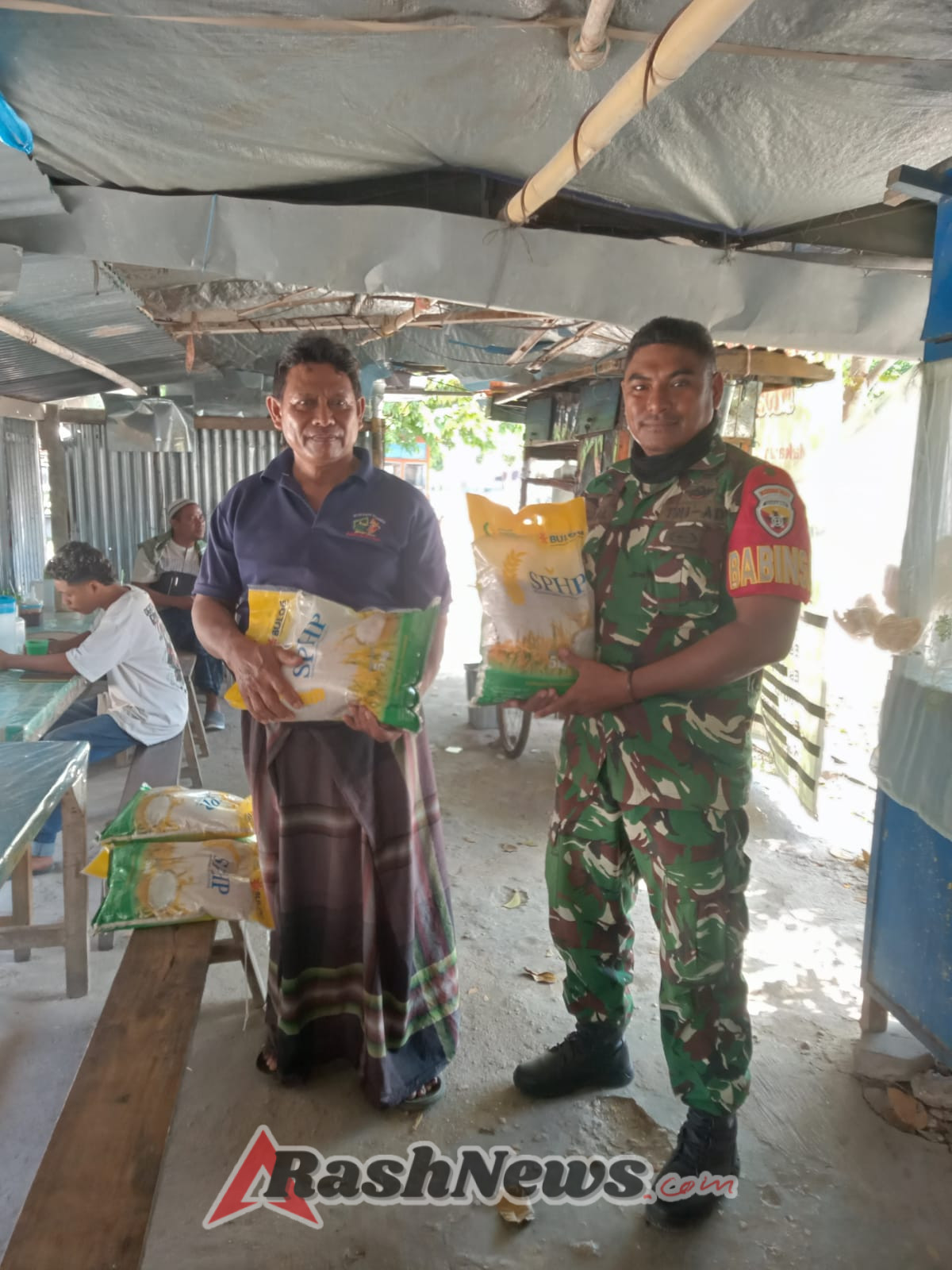 Babinsa Rote Ndao Himbau Warga Manfaatkan Beras SPHP dengan Bijak