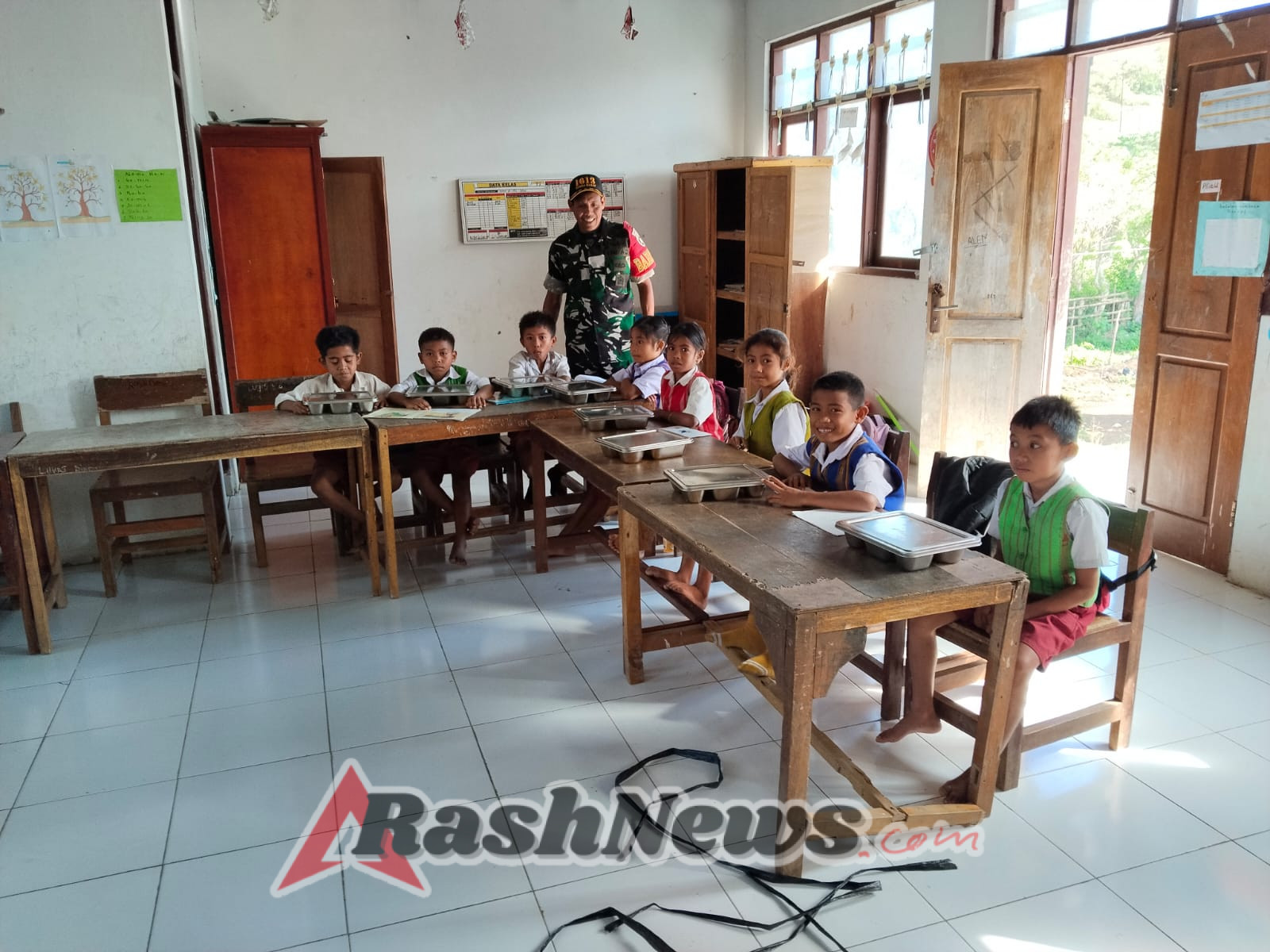 Babinsa Koramil 01/Loli Dampingi Penyaluran Makan Bergizi Gratis di SD Lapale