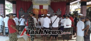 Babinsa Buruan Wujudkan Kamtibmas Kondusif Saat Kunjungan Bupati di Karya Agung Desa Adat