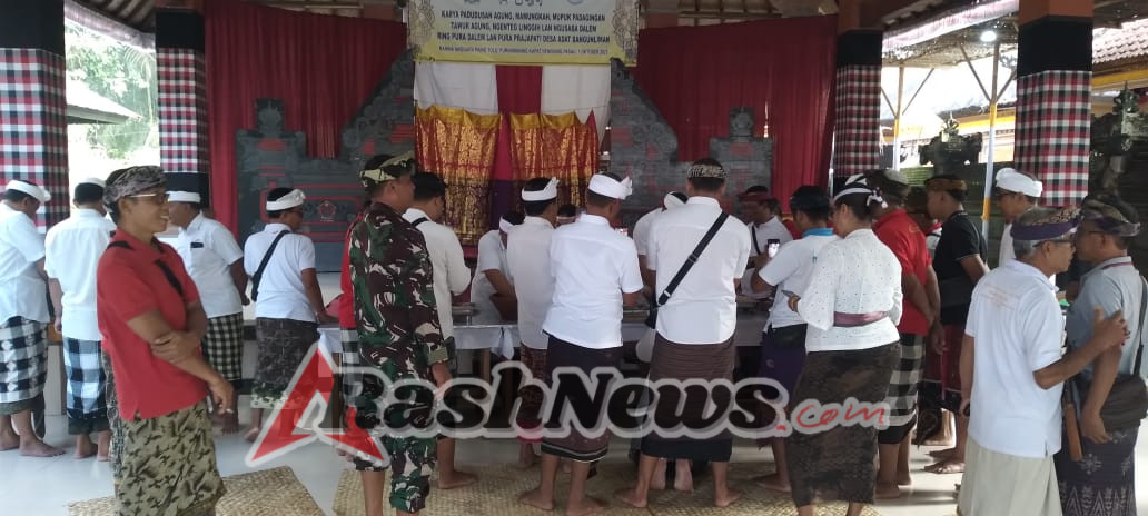 Babinsa Buruan Wujudkan Kamtibmas Kondusif Saat Kunjungan Bupati di Karya Agung Desa Adat