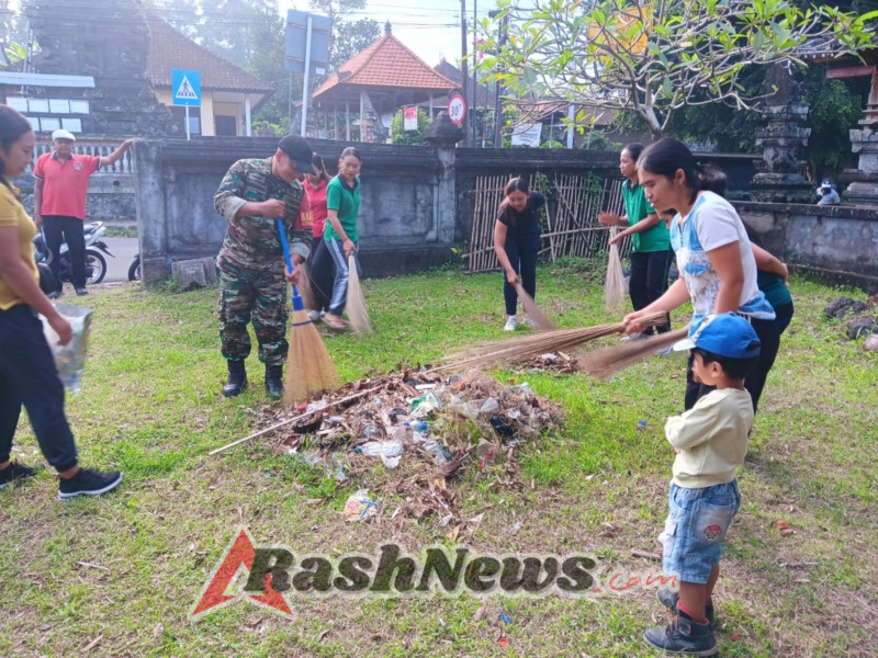 TNI Peduli Lingkungan, Babinsa Selat Bersama Pemdes Gelar Gotong Royong Bersih Sampah