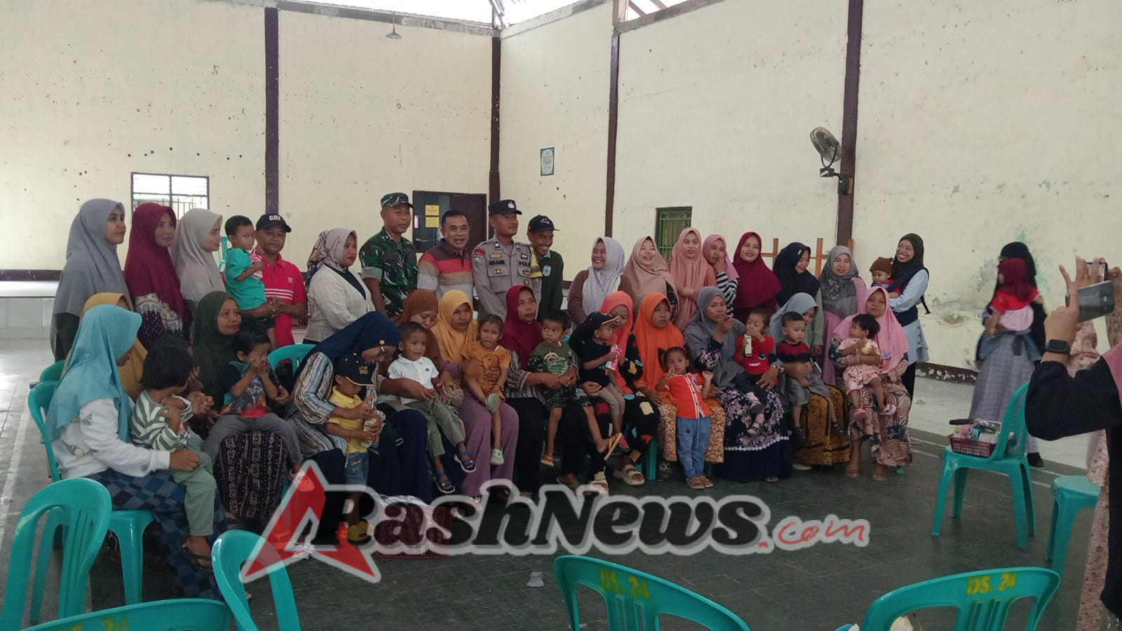 Babinsa Koramil 1628-01/Taliwang Hadiri Pembagian Menu Tambahan untuk Balita