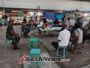 Wujudkan Kamtibmas, Babinsa dan Lurah Gelar Penertiban PKL di Ende Utara