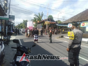 Pererat Kebersamaan, Babinsa Pejeng Kelod Hadir Bersama Warga dalam Suasana Duka