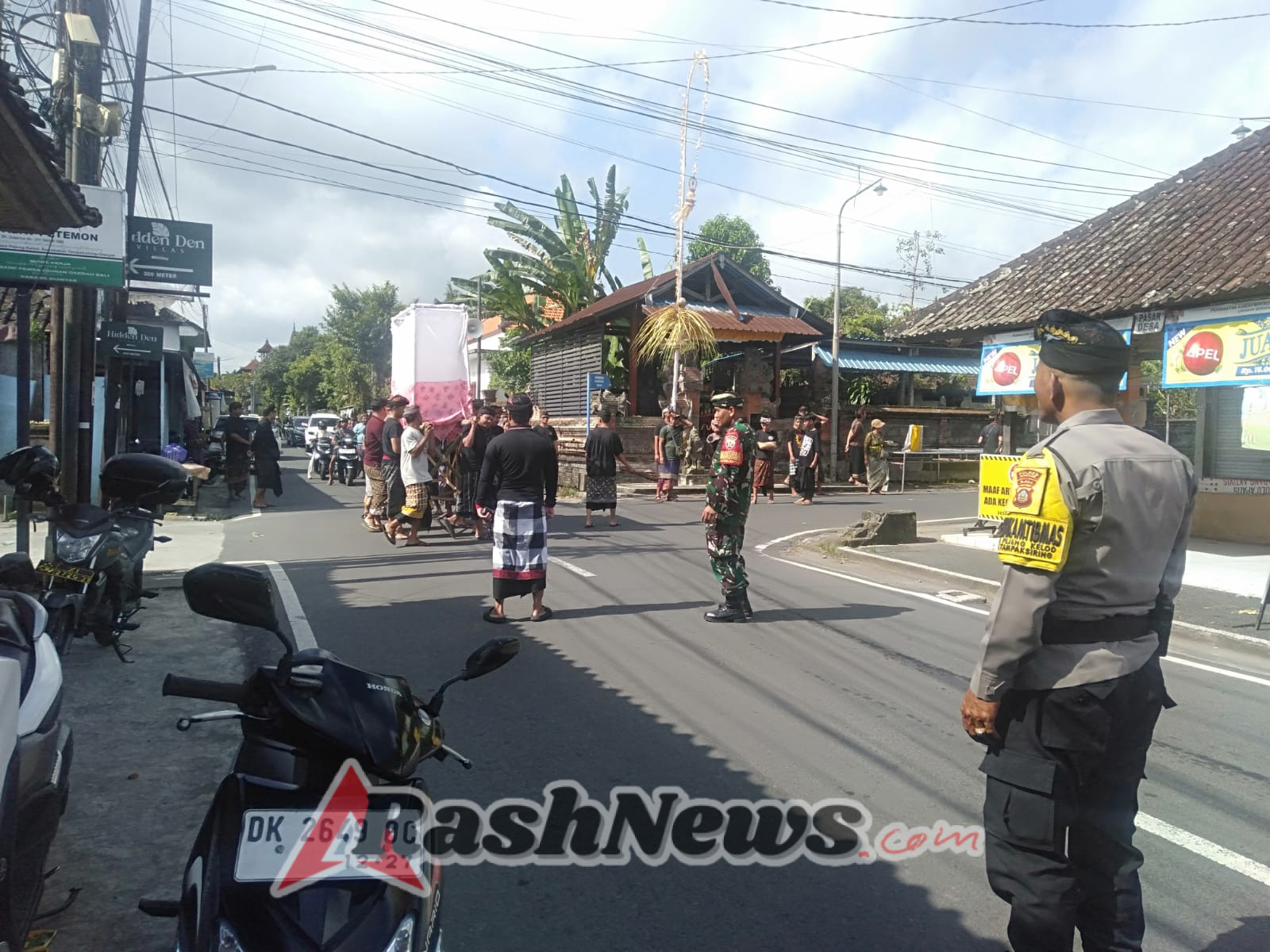 Pererat Kebersamaan, Babinsa Pejeng Kelod Hadir Bersama Warga dalam Suasana Duka