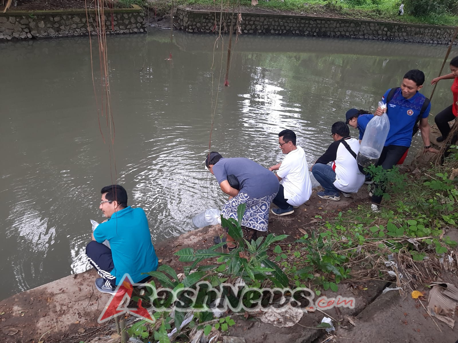 Wujudkan Kebersamaan, Babinsa Dampingi Pemuda Karang Taruna Dalam Kegiatan Karya Bakti