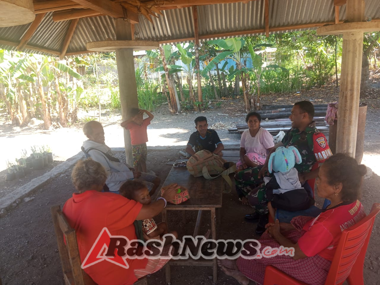 Babinsa Koramil 1618-04/Bisel Laksanakan Anjangsana dan Imbau Warga Jaga Kesehatan di Tengah Cuaca Panas