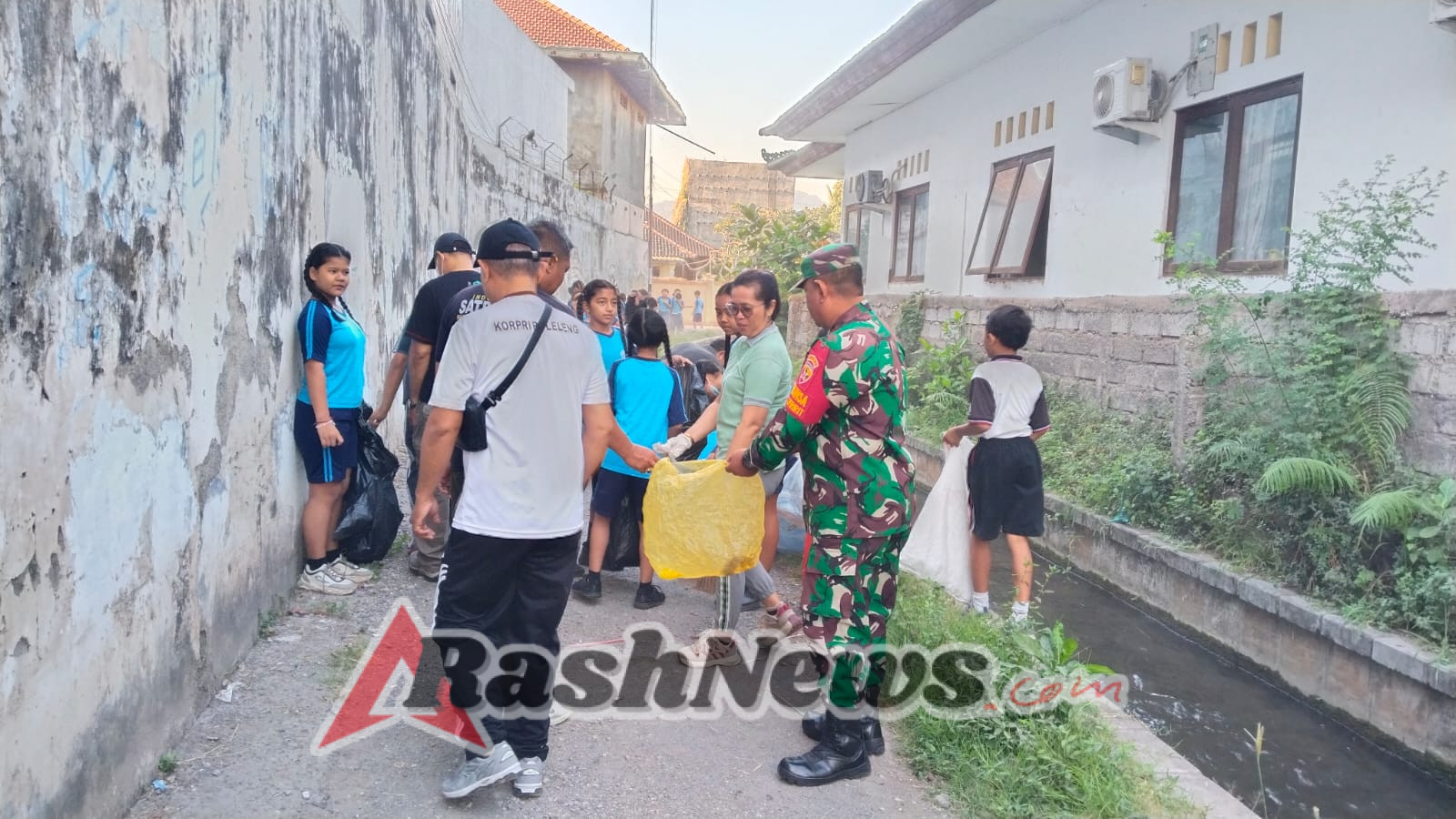 Gotong Royong Wujudkan Lingkungan Sehat, Muspika Seririt Gelar World Cleanup Day