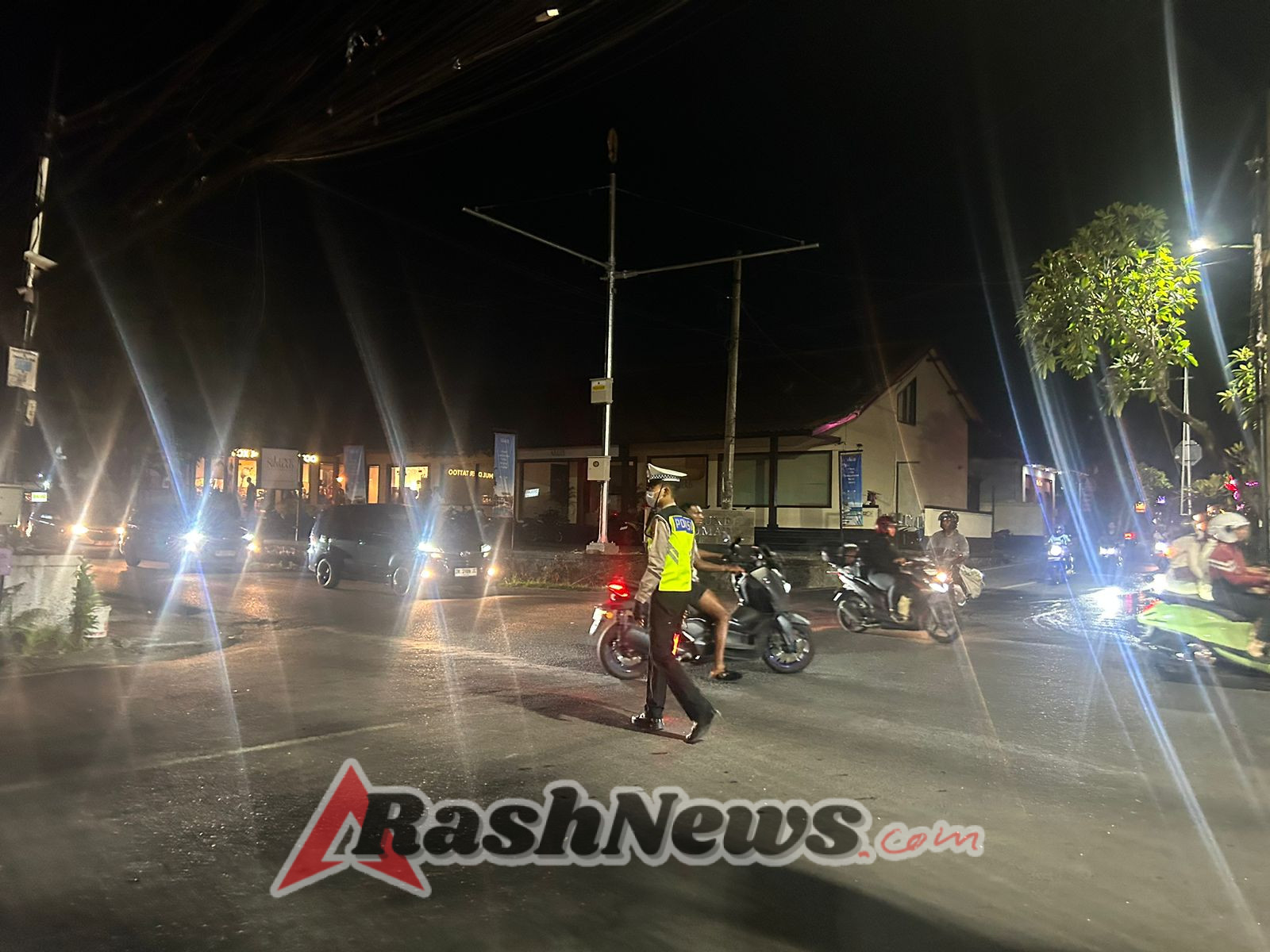Lancar Berkendara, Polsek Mengwi Lakukan Pengaturan Arus Lalin di Simpang Cempaka