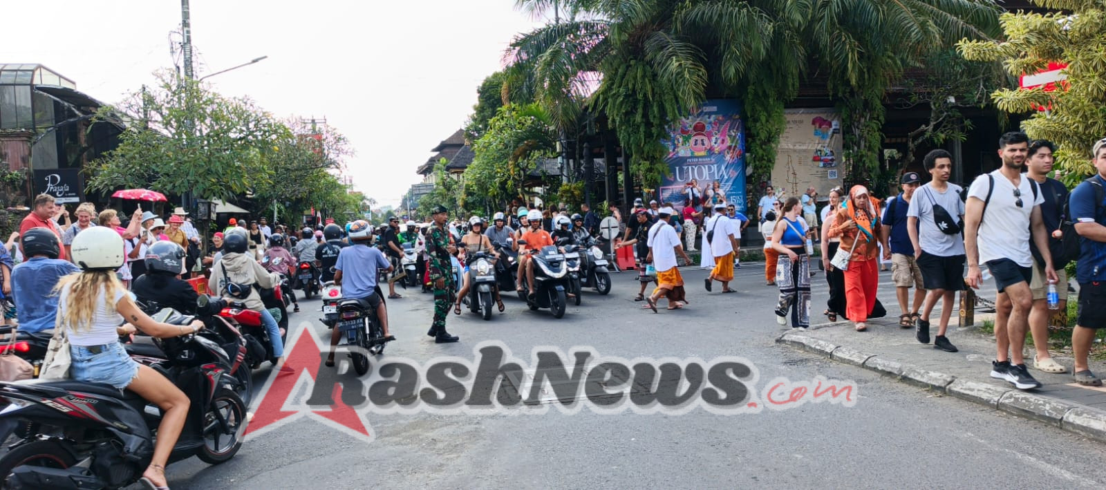 Babinsa Ubud Dampingi Warga Desa Adat Padangtegal Gelar Rangkaian Upacara Suci