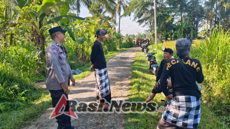 Bhabinkamtibmas Desa Tua Polsek Marga Pengamanan Upacara Ngaben