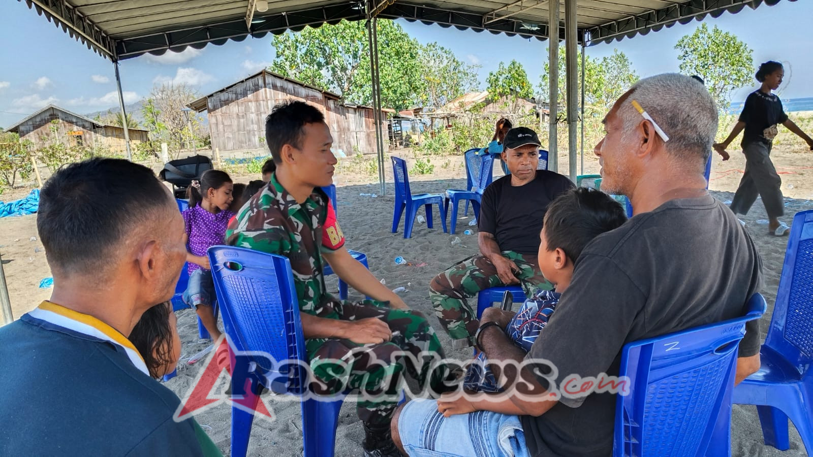 Tingkatkan Sinergi, Babinsa dan Warga Desa Watunggere Gelar Komsos dan Monitoring Wilayah