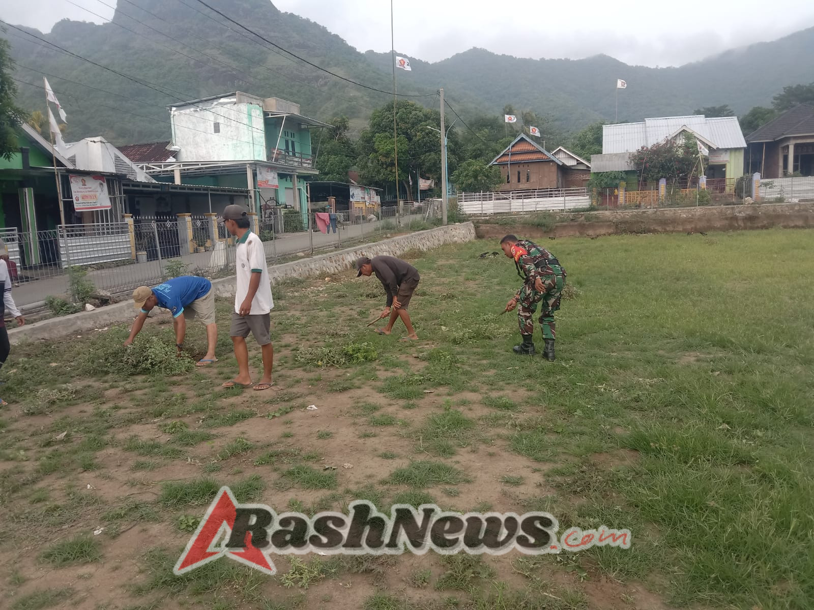Koramil 1628-03/Seteluk Dukung Kegiatan Gotong Royong di Desa Air Suning